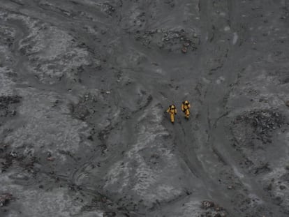 Dos miembros del equipo de rescate, este viernes en Nueva Zelanda.