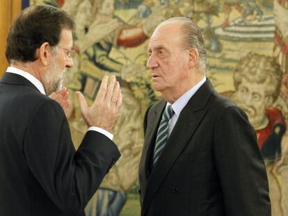 Mariano Rajoy con el Rey Juan Carlos, durante la jura del cargo de presidente del Gobierno. 