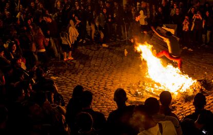 Tradicionales 'cacharelas' de San Xoán arden en el casco antiguo de Santiago de Compostela.