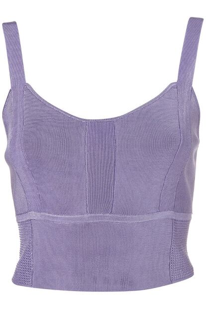 Para completar el look de época, este crop top morado, también de Topshop.