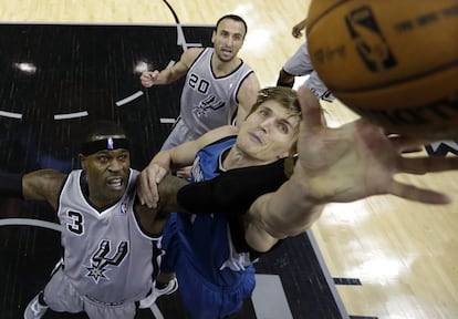 Stephen Jackson y Andrei Kirilenko pugnan por un rebote.