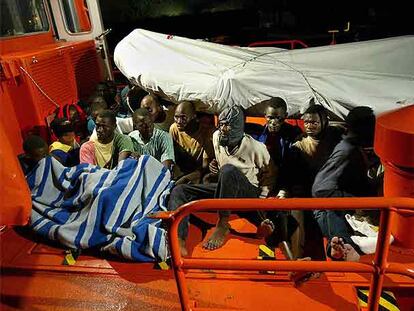 Inmigrantes en una lancha de Salvamento Marítimo que les traslada a Fuerteventura en 2004.