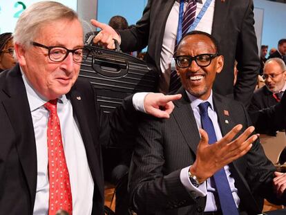De izquierda a derecha, Jean-Claude Juncker, Paul Kagame y Sebastian Kurz, durante el encuentro celebrado en Viena.