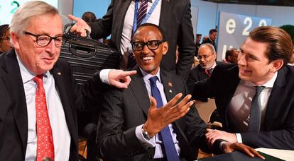De izquierda a derecha, Jean-Claude Juncker, Paul Kagame y Sebastian Kurz, durante el encuentro celebrado en Viena.