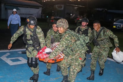 Elementos del Ejército de Colombia trasladan a una persona herida en El Tarra, el 16 de enero pasado.