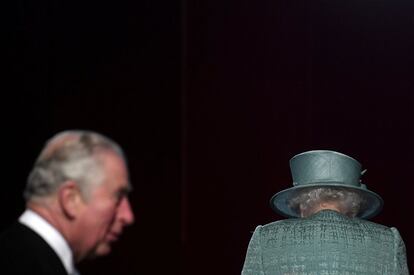 La reina Isabel II y el príncipe Carlos llegan al palacio de Westminster para la ceremonia de inauguración de la nueva legislatura en el Reino Unido.