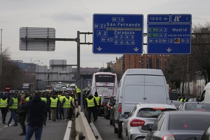 Los taxistas de Madrid y Barcelona mantienen un paro indefinido inspirado en la protesta de los chalecos amarillos franceses para presionar a las administraciones en la recta final de sus mandatos.