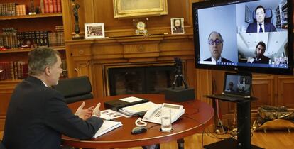 El rey Felipe VI durante la teleconferencia celebrada esta tarde con el presidente y los vicepresidentes de ALA, Javier Gándara (recuadro superior de la derecha), Luis Gallego (izquierda) y Javier Hidalgo (recuadro inferior de la derecha).