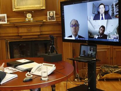 El rey Felipe VI durante la teleconferencia celebrada esta tarde con el presidente y los vicepresidentes de ALA, Javier Gándara (recuadro superior de la derecha), Luis Gallego (izquierda) y Javier Hidalgo (recuadro inferior de la derecha).