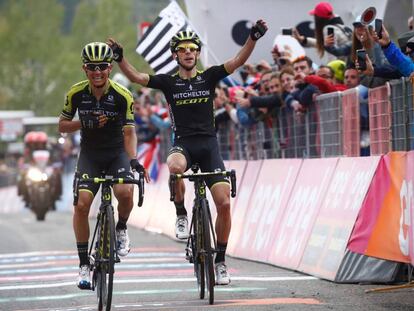 Yates levanta los brazos mientras Chaves se santigua al ganar en el Etna.