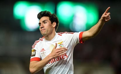 Gait&aacute;n celebra un gol con el Benfica.