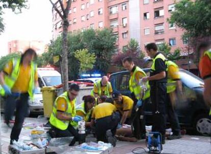 Miembros del Samur llevan a cabo las maniobras de reanimación sobre la víctima.