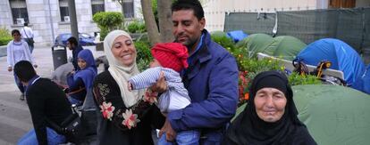 Una familia siria acampada en la plaza de Los Reyes de Ceuta.