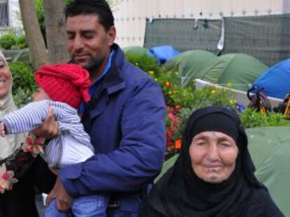 Una familia siria acampada en la plaza de Los Reyes de Ceuta. 