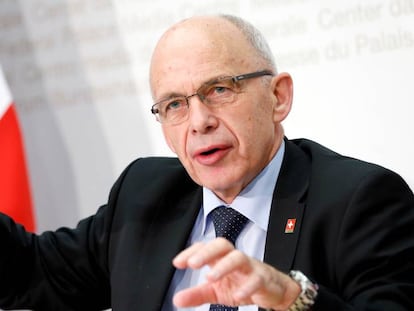 El ministro suizo Ueli Maurer durante una conferencia de prensa en Berna.
