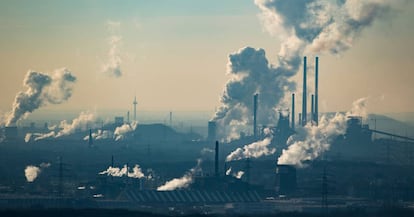 Una columna de humo procedente de una planta química en Oberhausen (Alemania). 