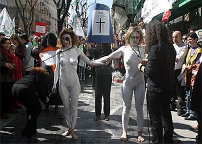 Representación de la muerte de la Música y la Plástica en la concentración contra la LOCE, ayer en Madrid.