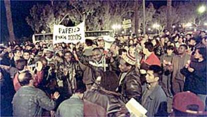 Los manifestantes, ayer, durante la protesta por las calles de Valencia para pedir la regularización de los inmigrantes.