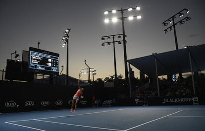 La tenista china Zhang Shuai saca durante su partido de primera ronda frente a la eslovaca, Dominika Cibulkova, en el Abierto de Australia, en Melbourne.