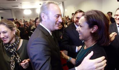 El presidente de la Generalitat saluda a Lola Johnson en un acto del PP.