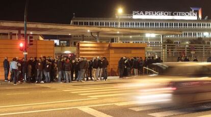 Piquetes informativos en la entrada de la planta de PSA en Vigo.