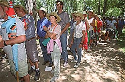 Los jornaleros del SOC, reunidos ayer en el parque del Oeste (Madrid).