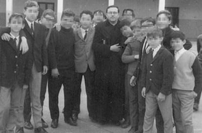Don Ángel, uno de los sacerdotes acusados de pederastia, junto con unos alumnos en el colegio salesiano de La Línea de la Concepción (Cádiz).