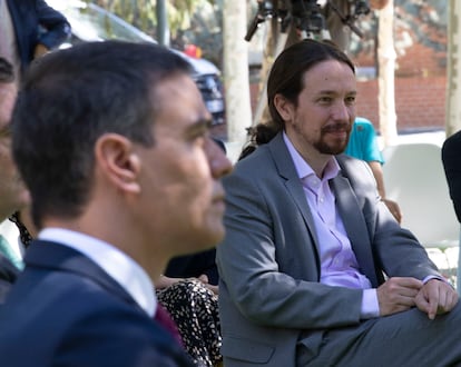 El presidente del Gobierno, Pedro Sánchez y el vicepresidente segundo del Gobierno, Pablo Iglesias, en el acto de la firma del Pacto por la Reactivación Económica y el Empleo del Gobierno con los líderes de la CEOE, Cepyme, CC.OO. y UGT en el Palacio de la Moncloa, el pasado 3 de julio.