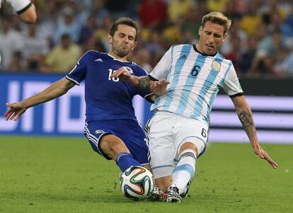 Biglia, a la derecha, ante el bosnio Lulic