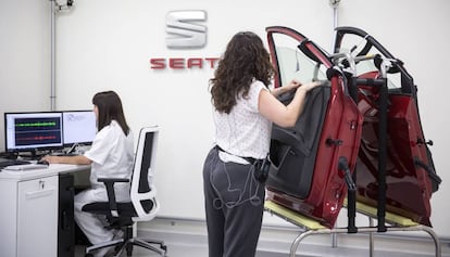 Una trabajadora de SEAT prueba la realidad virtual en el laboratorio de biomecánica del centro CARS