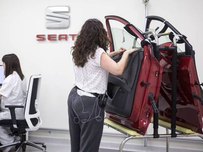 Una treballadora de SEAT prova la realitat virtual al laboratori de biomecànica del centre CARS.
