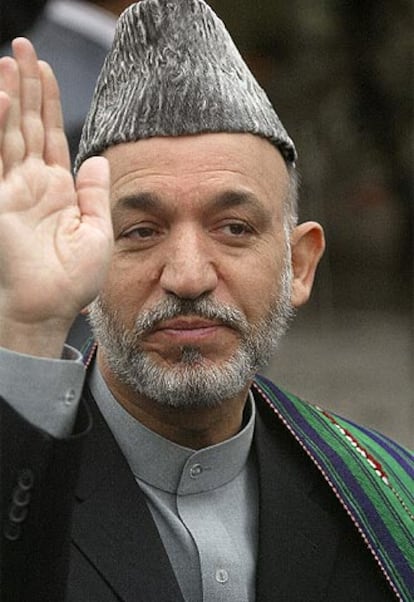 Karzai saluda a sus seguidores tras las elecciones del 9 de octubre.