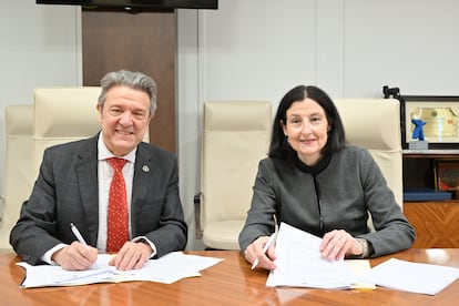 En la foto, Andrés Díez Galilea (decano del Colegio Oficial de Ingeniería Geomática y Topográfíca) y Concepción Pilar Barrio Del Olmo (presidenta del Consejo General del Notariado).