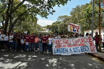 Una multitud reclama libertad en un pancarta para los 850 detenidos en las movilizaciones de la semana pasada. 