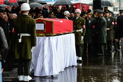 Funeral de un soldado turco, ca&iacute;do en el frente de Afrin, el pasado d&iacute;a 11 en Estambul
 