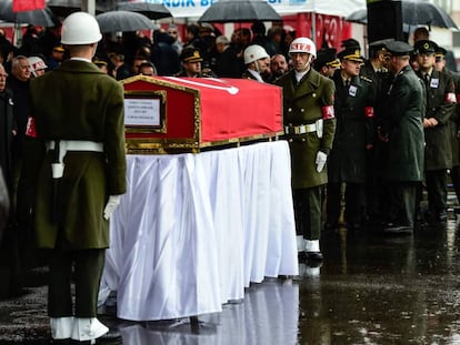 Funeral de un soldado turco, ca&iacute;do en el frente de Afrin, el pasado d&iacute;a 11 en Estambul
 