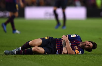 Lionel Messi cae lesionado tras una jugada. Messi se perderá el partido de la siguiente jornada contra el Real Madrid