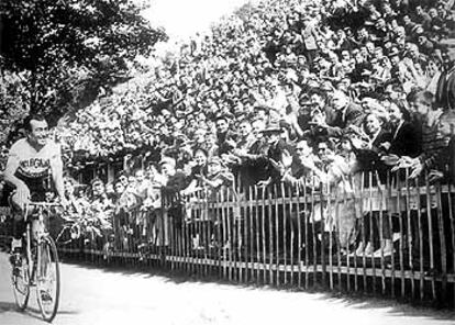 Louison Bobet, en el critérium de Chateaulin, en su despedida del ciclismo en 1959.