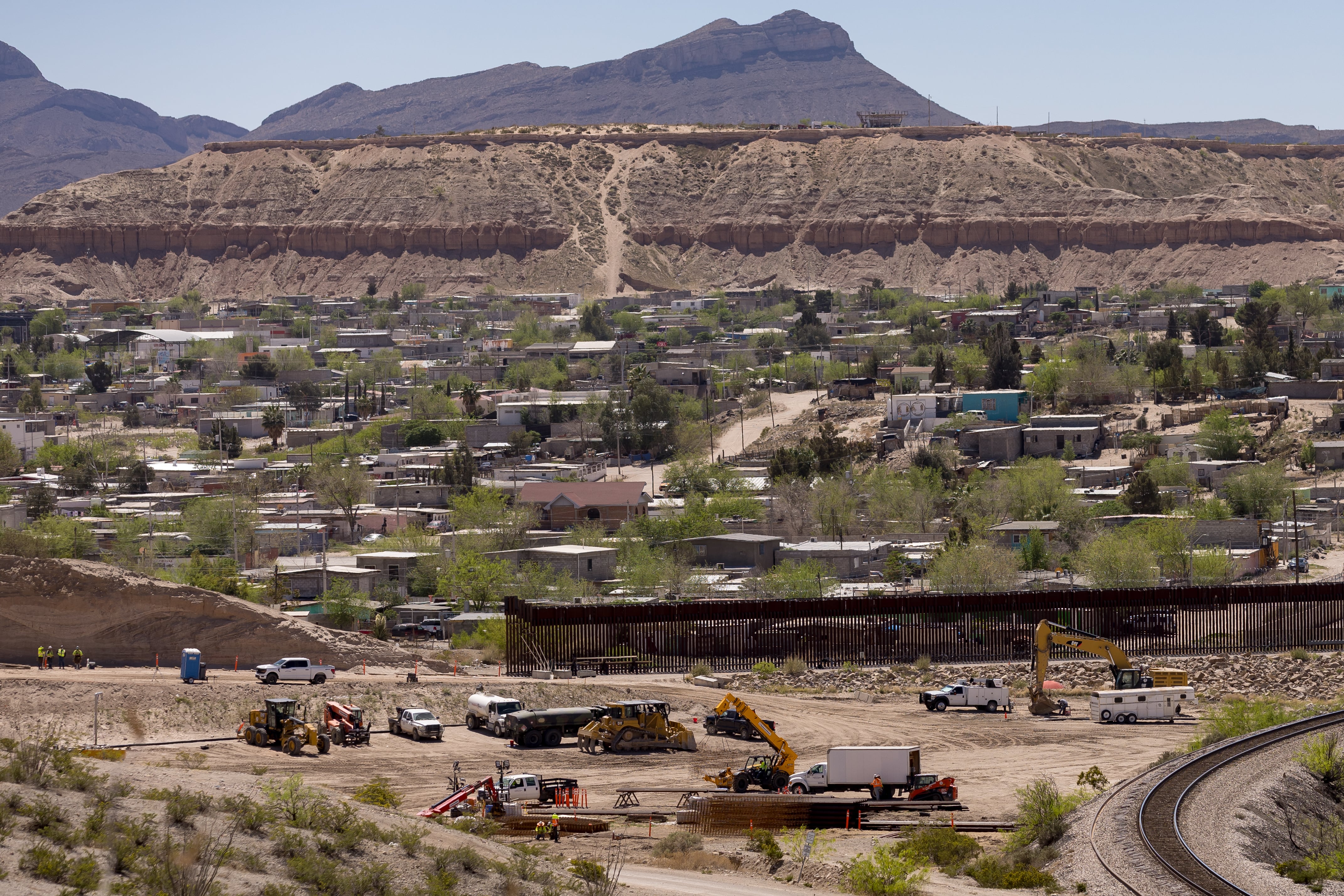 Comienzan las tareas de demolición para construir el muro fronterizo en una montaña muy apreciada de Nuevo México