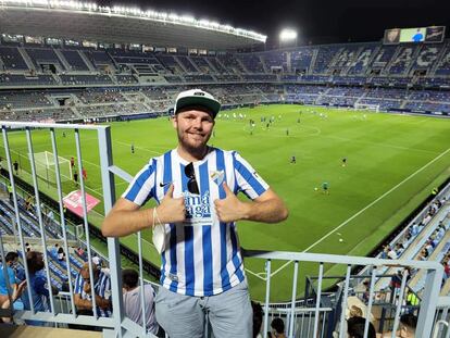 Matt Harrison en las gradas de La Rosaleda.