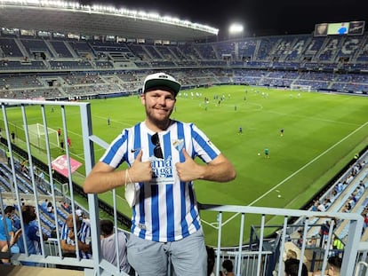 Matt Harrison en las gradas de La Rosaleda.