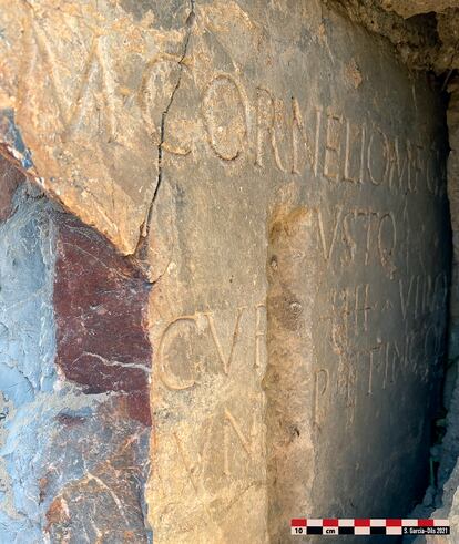Inscripción en la parte interior del pedestal romano encontrado en las ruinas del monasterio de Santa Eulalia de Marchena.