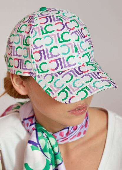 Las amantes de la logomanía y los accesorios a todo color, sentirán debilidad por esta gorra con las iniciales de la marca en llamativos colores de LOLA CASADEMUNT.

34,95€