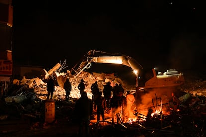 Voluntarios y equipos de rescate buscan a personas entre los escombros de los edificios destruidos en Elbistan, sur de Turquía, este miércoles.