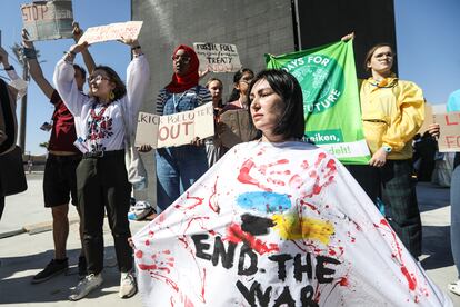 Activistas climáticos protestan contra combustibles fósiles y la guerra en Ucrania, este sábado en Egipto. 