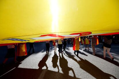 Una enorme bandera desplegada pels manifestants prop de la plaça Urquinaona.