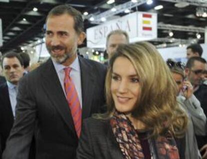 Los príncipes de Asturias Felipe (2ºdcha) y Letizia (dcha) visitan los stands de las empresas españolas que participan en l aFeria de alimentación Anuga, la mayor del mundo en este sector, que se celebra en Colonia (Alemania) hoy, lunes 7 de octubre de 2013.