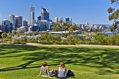 Una parella descansa al Kings Park, amb Perth (Austràlia) al fons.