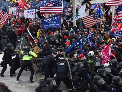 Una horda de seguidores de Donald Trump quiebra la barrera de seguridad levantada por la policía frente al Capitolio el pasado 6 de enero.