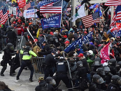 Una horda de seguidores de Donald Trump quiebra la barrera de seguridad levantada por la policía frente al Capitolio el pasado 6 de enero.